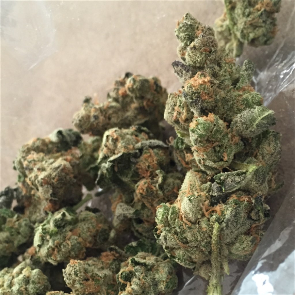 Weed Water pipes offered Glass, Material & Silicone polymer Smoking Pipelines